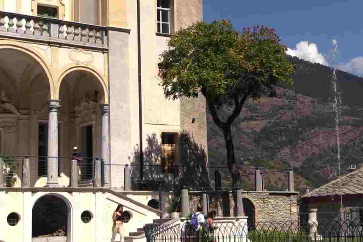 turisti in visita al castello di aymavilles