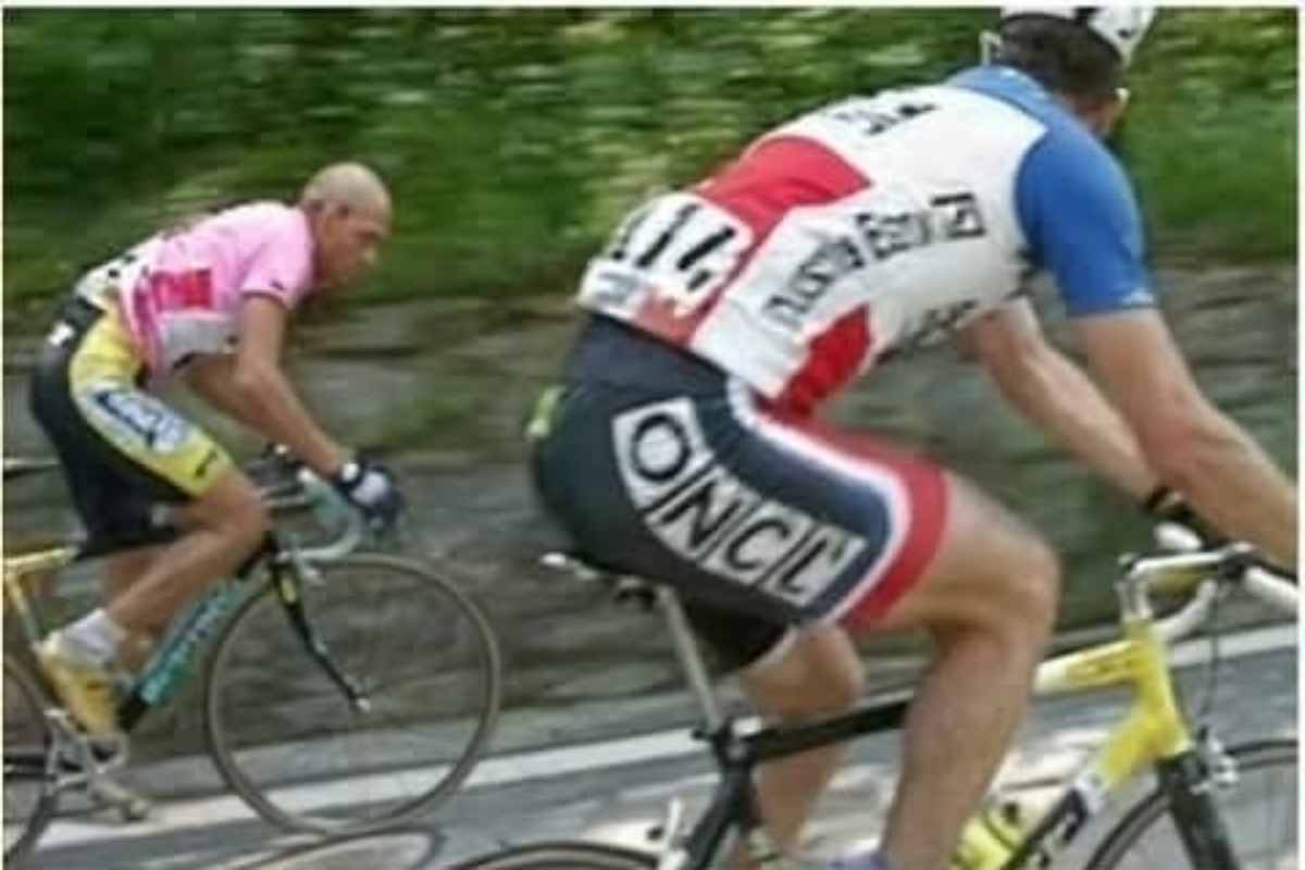 Marco Pantani e un momento della sua impresa verso il santuario di Oropa