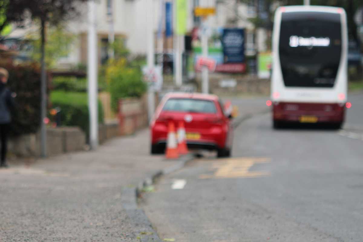 auto ferma in carreggiata