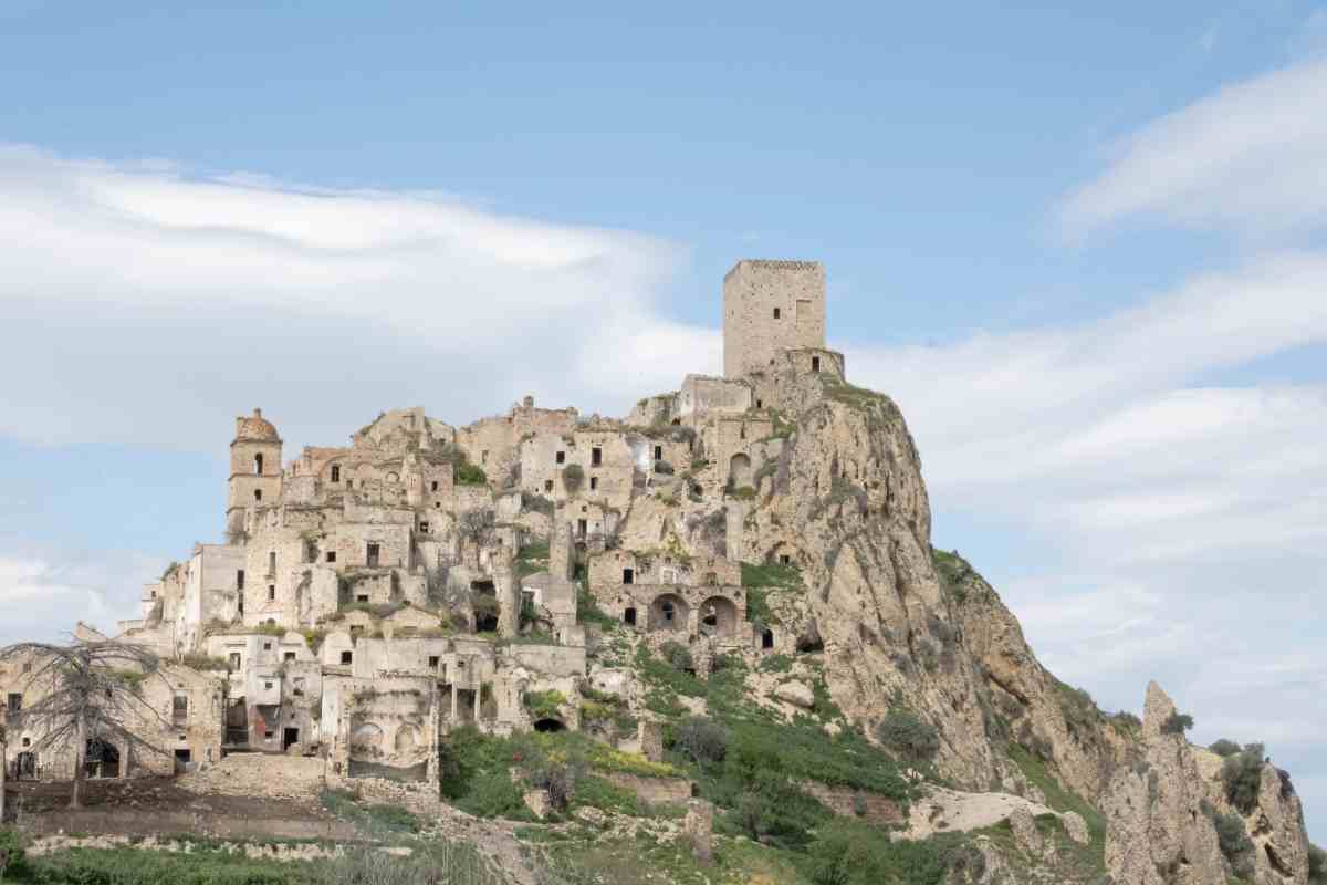vista di craco il borgo fantasma