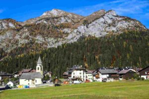 il borgo nascosto di Sappada sormontato dalle Dolomiti