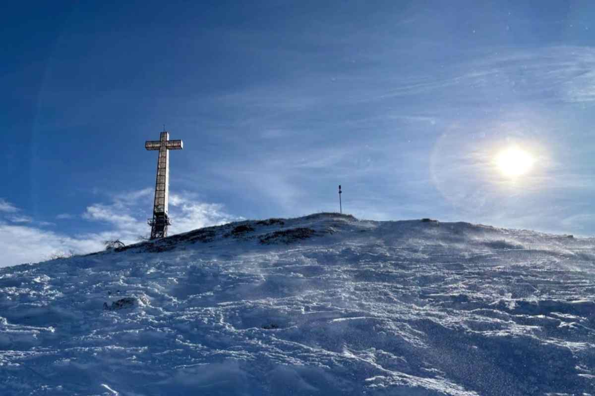 particolare del bric mindino durante una giornata di sole