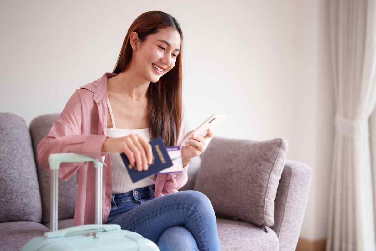 donna sul divano prenota volo aereo