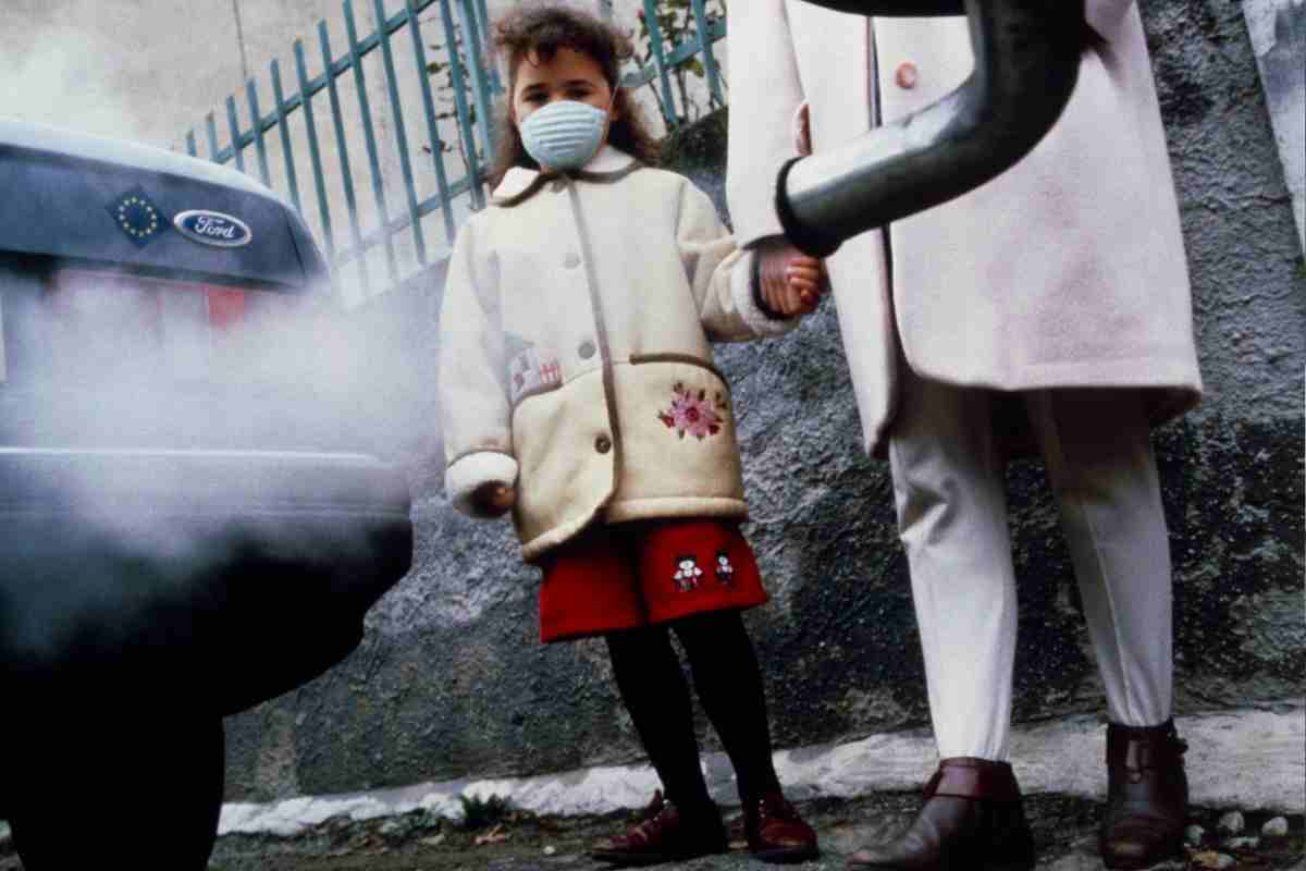 Bambina con la mascherina davanti alla bocca contro l'inquinamento