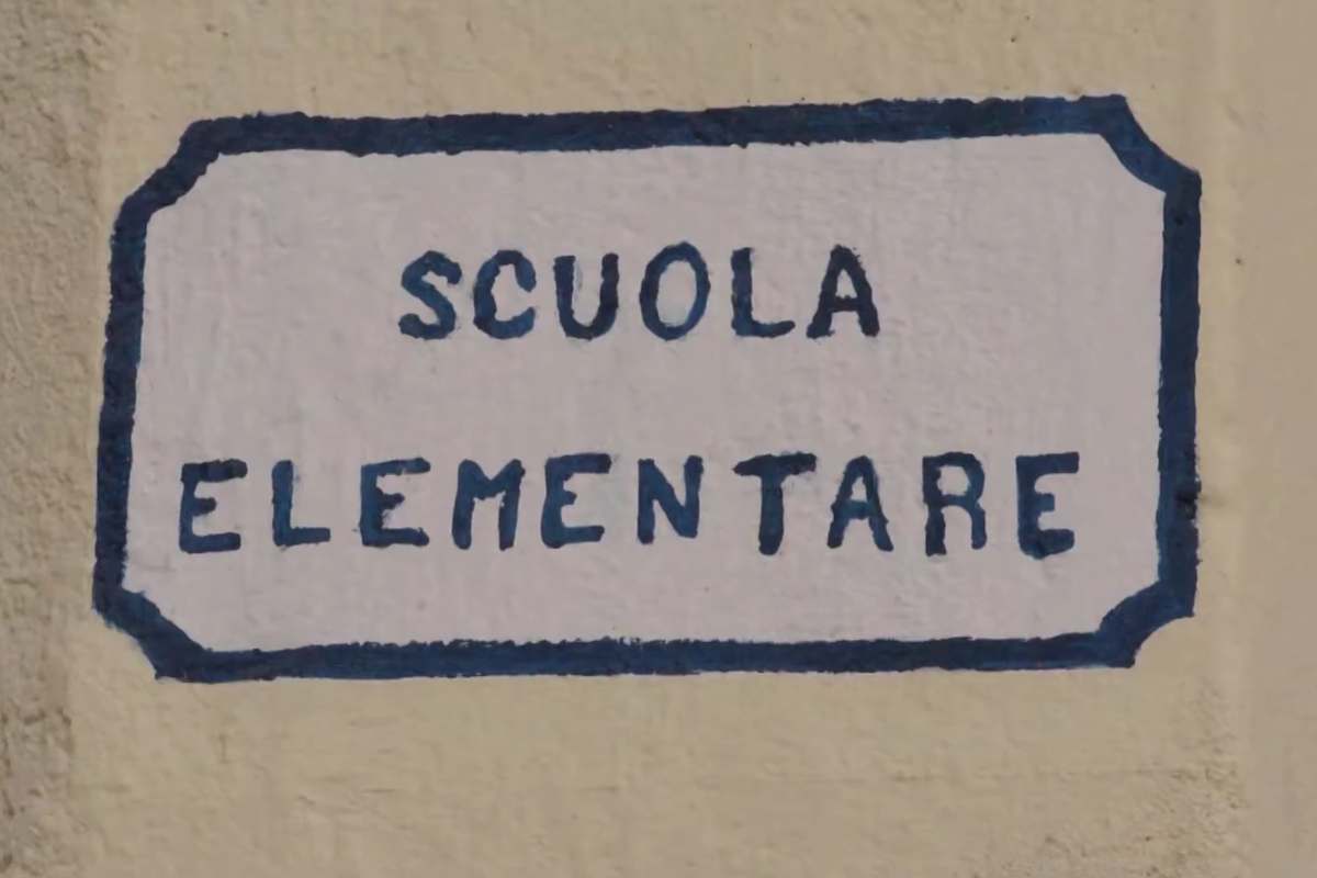 insegna della vecchia scuola elementare