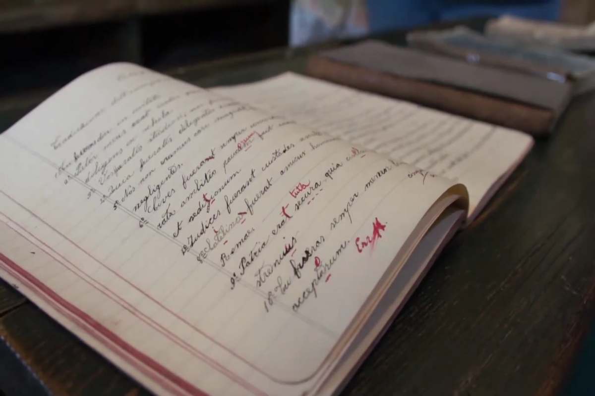 un vecchio quaderno nel museo scuola