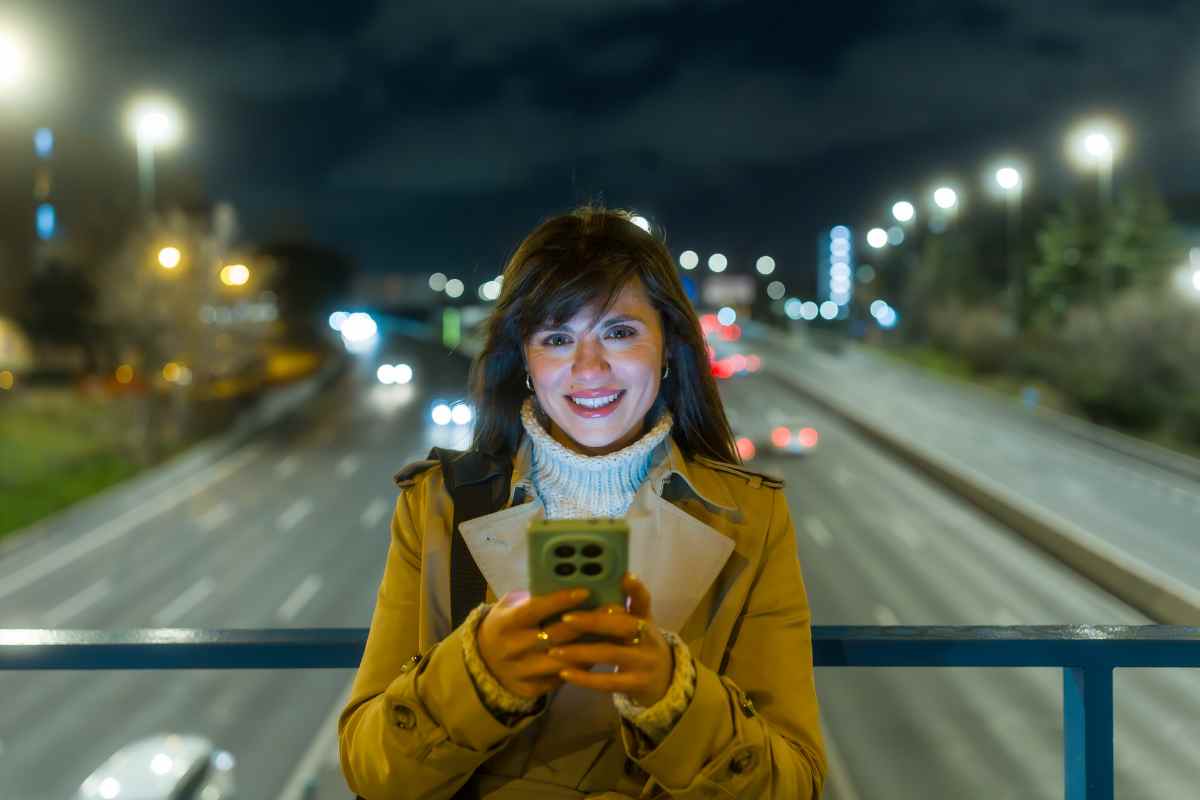 donna con smartphone in mano