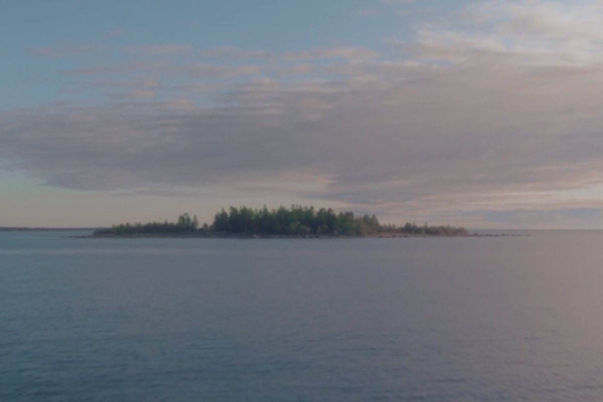 una delle isole svedesi che si possono adottare viste da lontano
