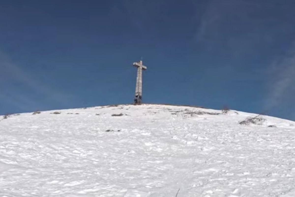 la croce che sormonta il bric mindino