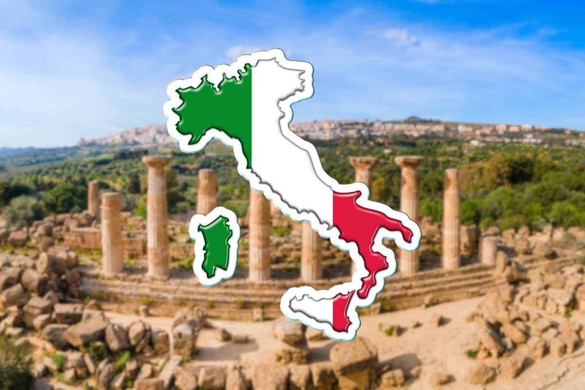 sfondo in cui si intravede la valle dei templi e in primo piano una grafica che rappresenta l'Italia