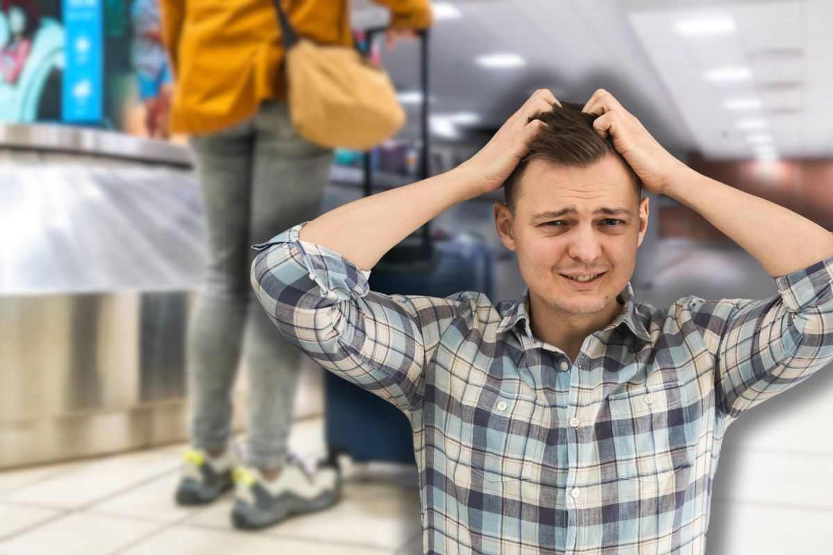 donna in aeroporto con bagaglio e uomo disperato