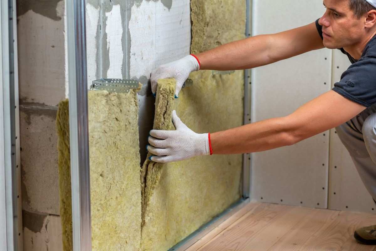 operaio che mette cappotto termico