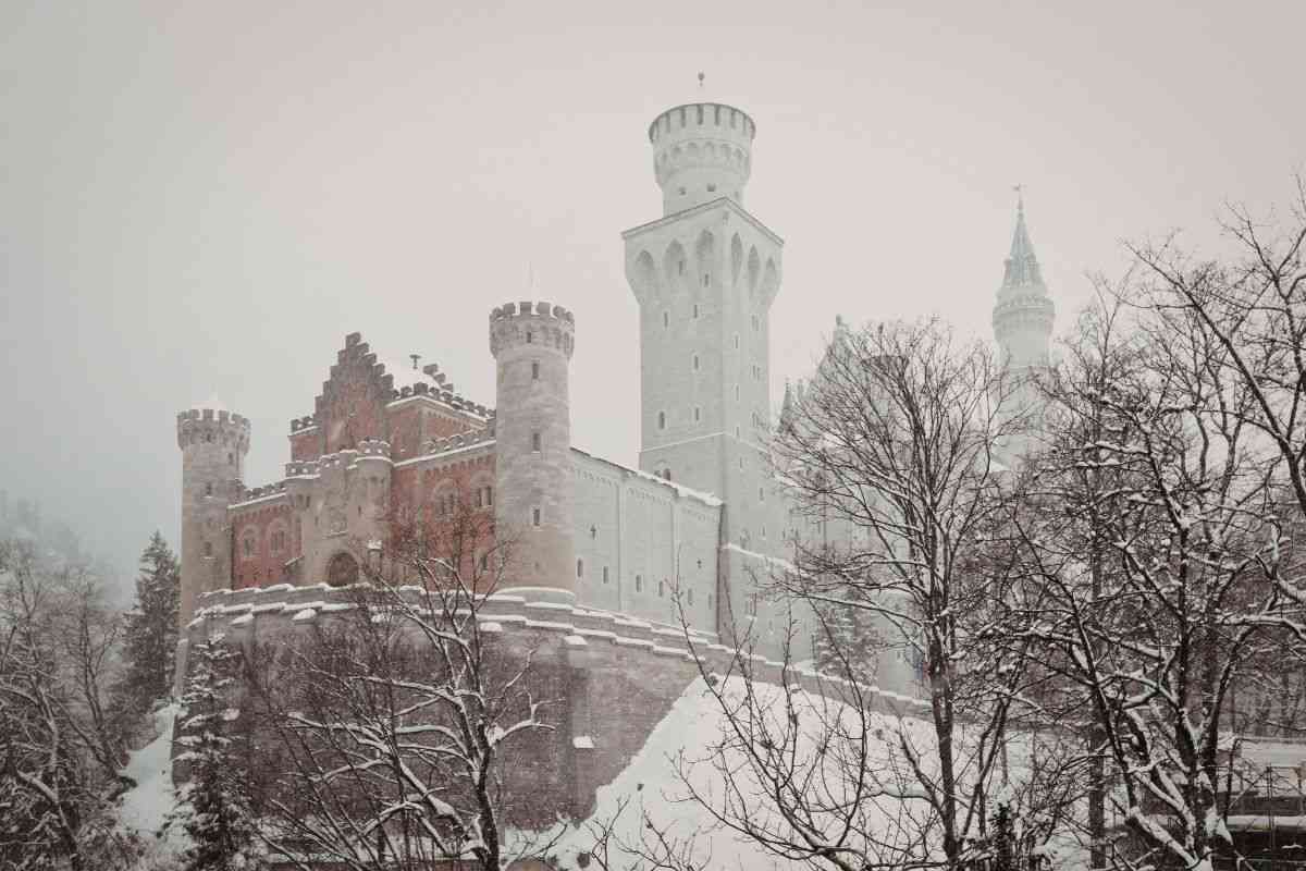 vista di un castello innevato