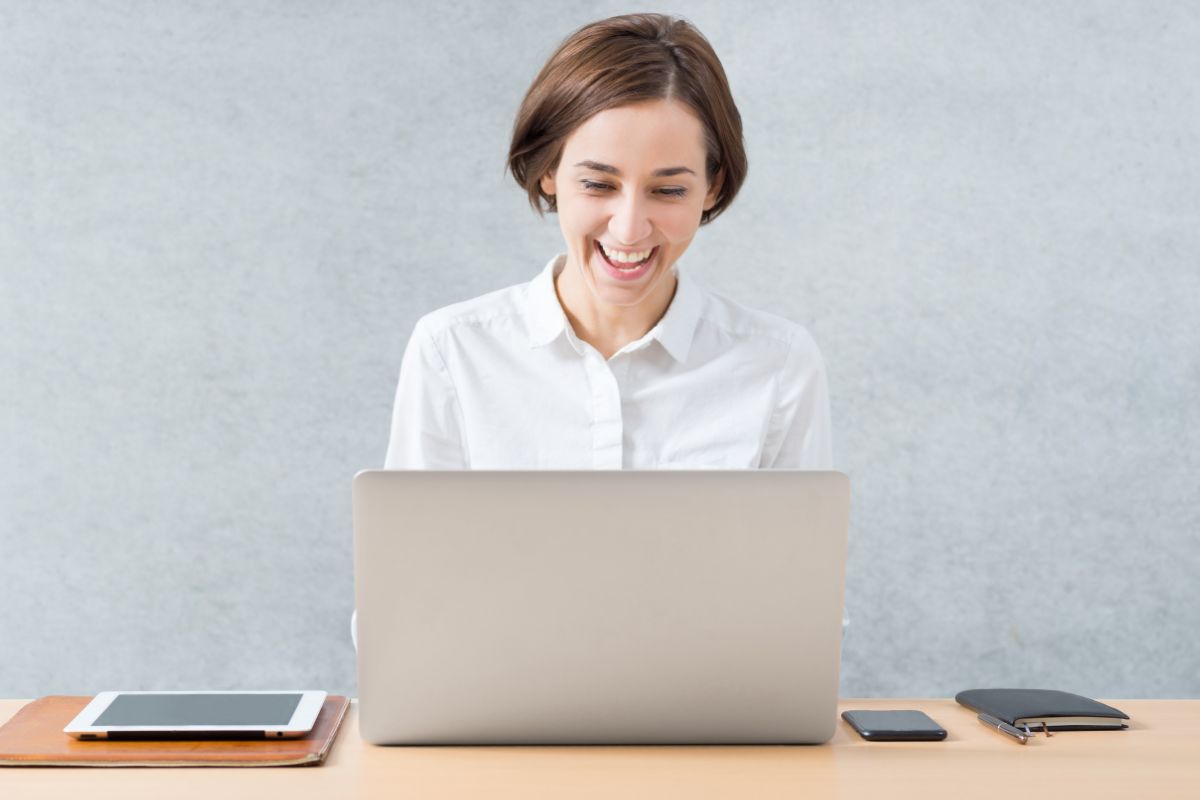 donna sorridente al pc