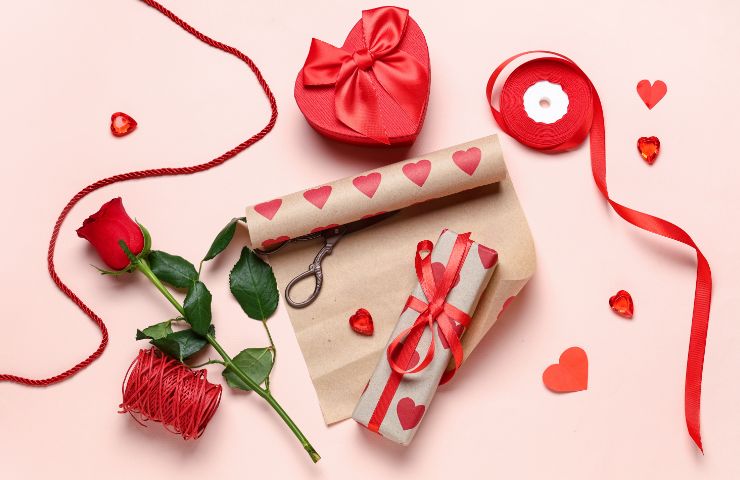 materiale per san valentino su sfondo rosa