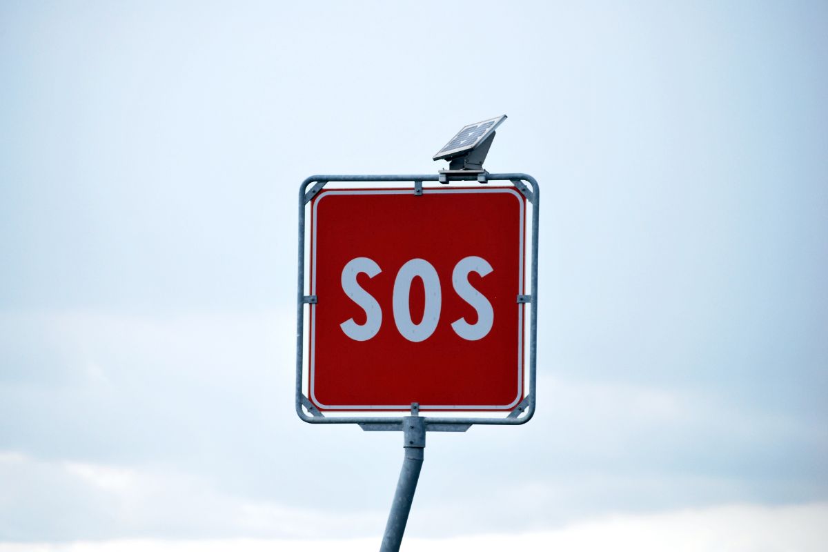 cartello sos in autostrada