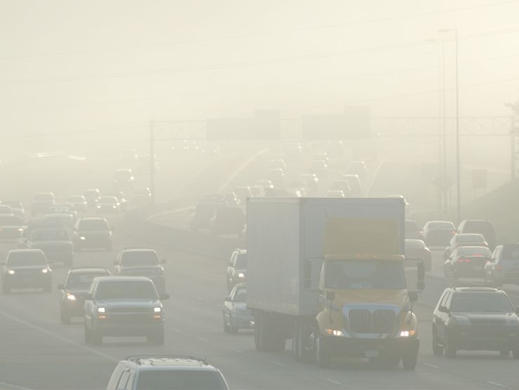 traffico in autostrada piena di smog