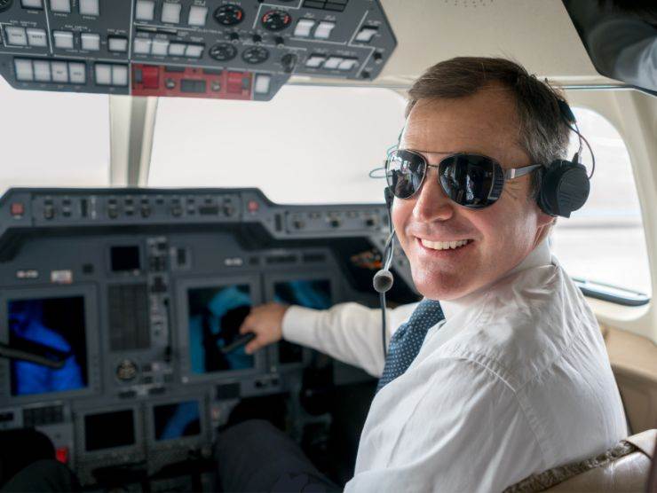 sorridente pilota d'aereo