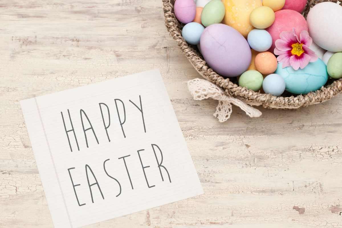 scritta buona pasqua e cestino con ovetti