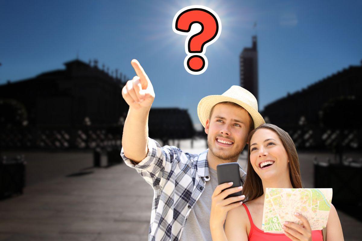 turisti al centro di una grande piazza e punto interrogativo