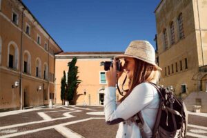 piazza di Benevento e turista che fotografa