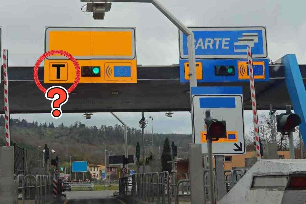 casello autostradale e punto interrogativo sulla T