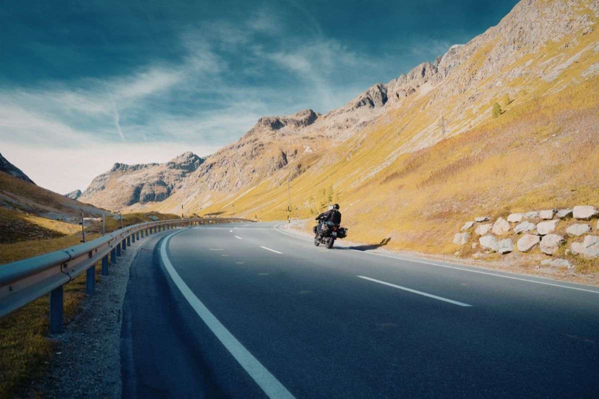 motociclista che percorrere una strada