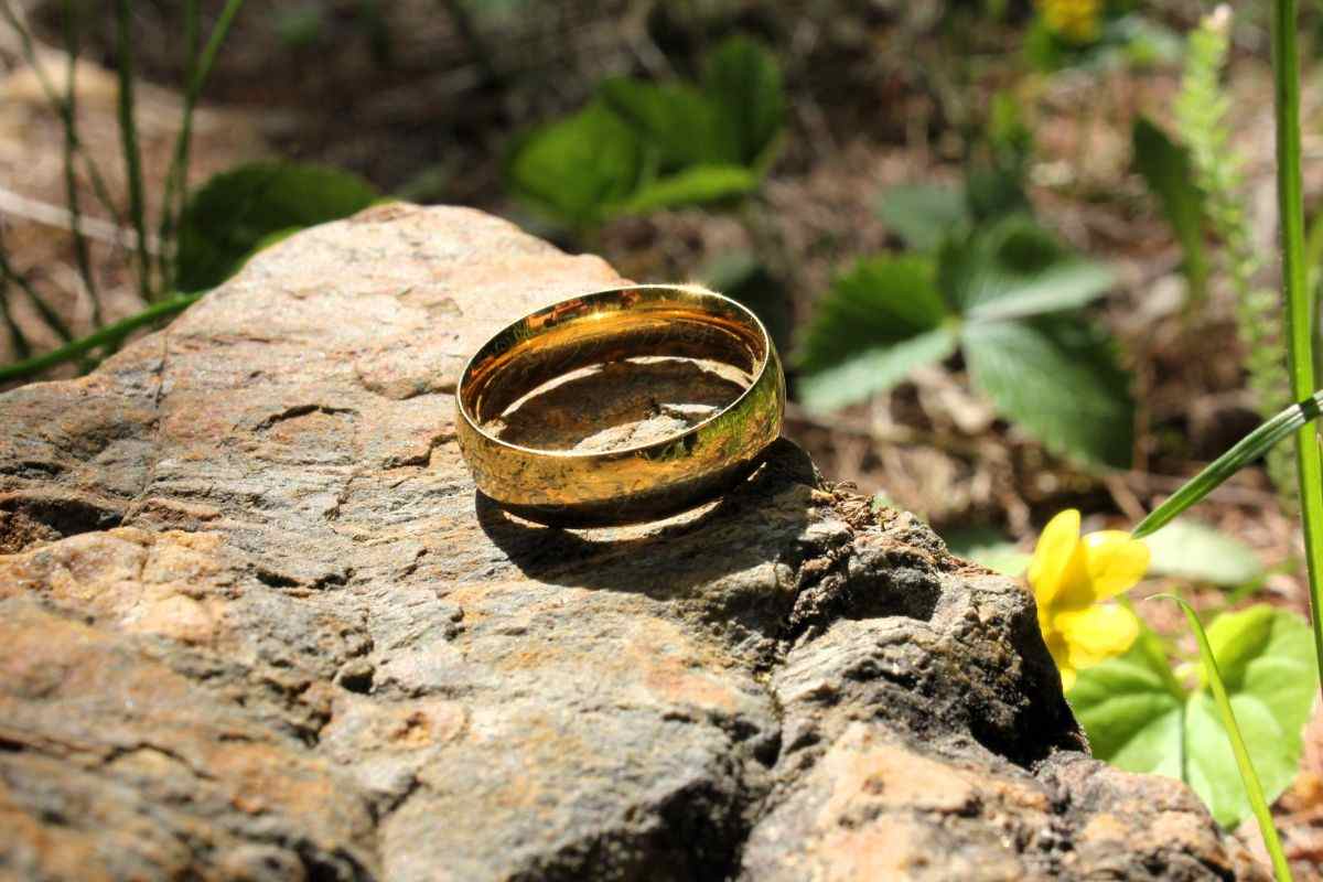 anello poggiato su una roccia