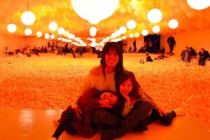 mamma e figlie in un balloon museum