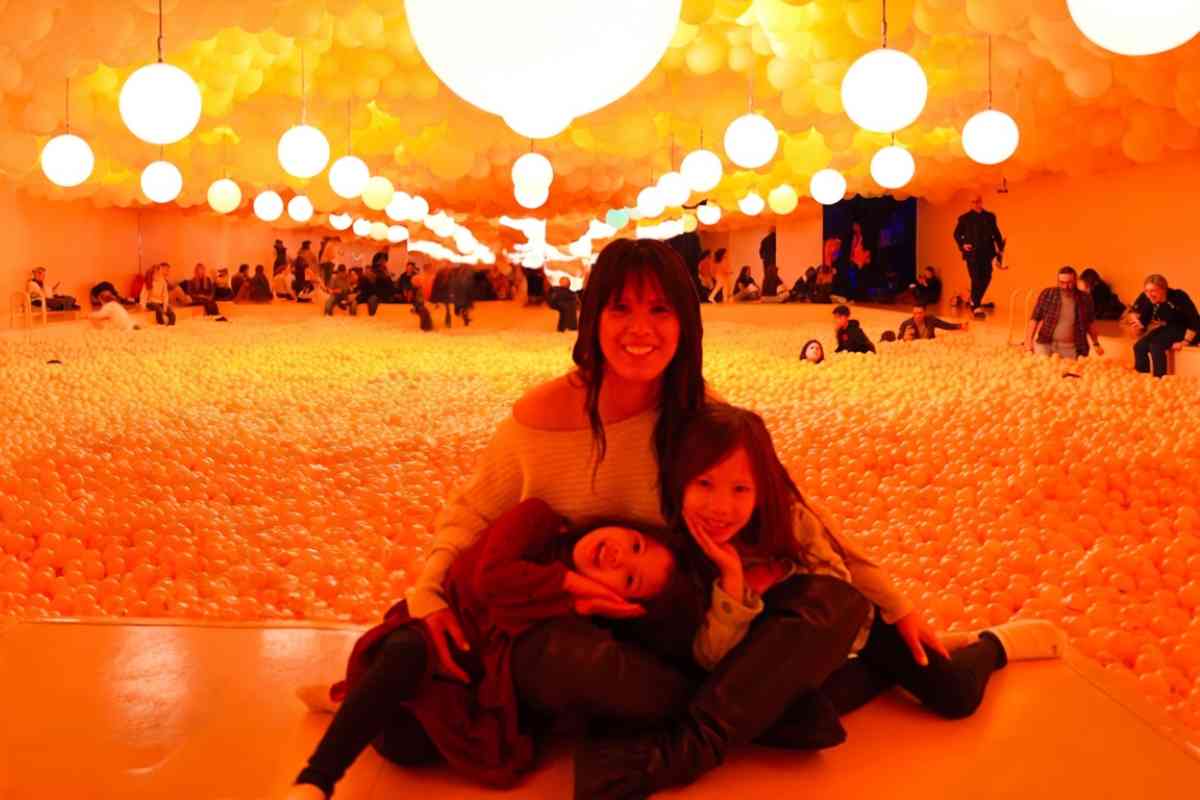 mamma e figlie in un balloon museum