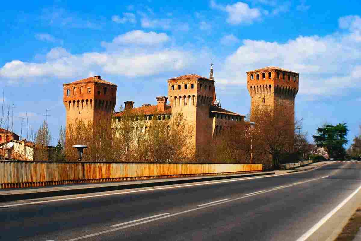 A due passi da Modena, nel luogo famoso per le sue ciliegie, il Medioevo sfida il Rinascimento in un contrasto che vi lascerà senza fiato