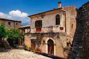 la piazza centrale di Corvara