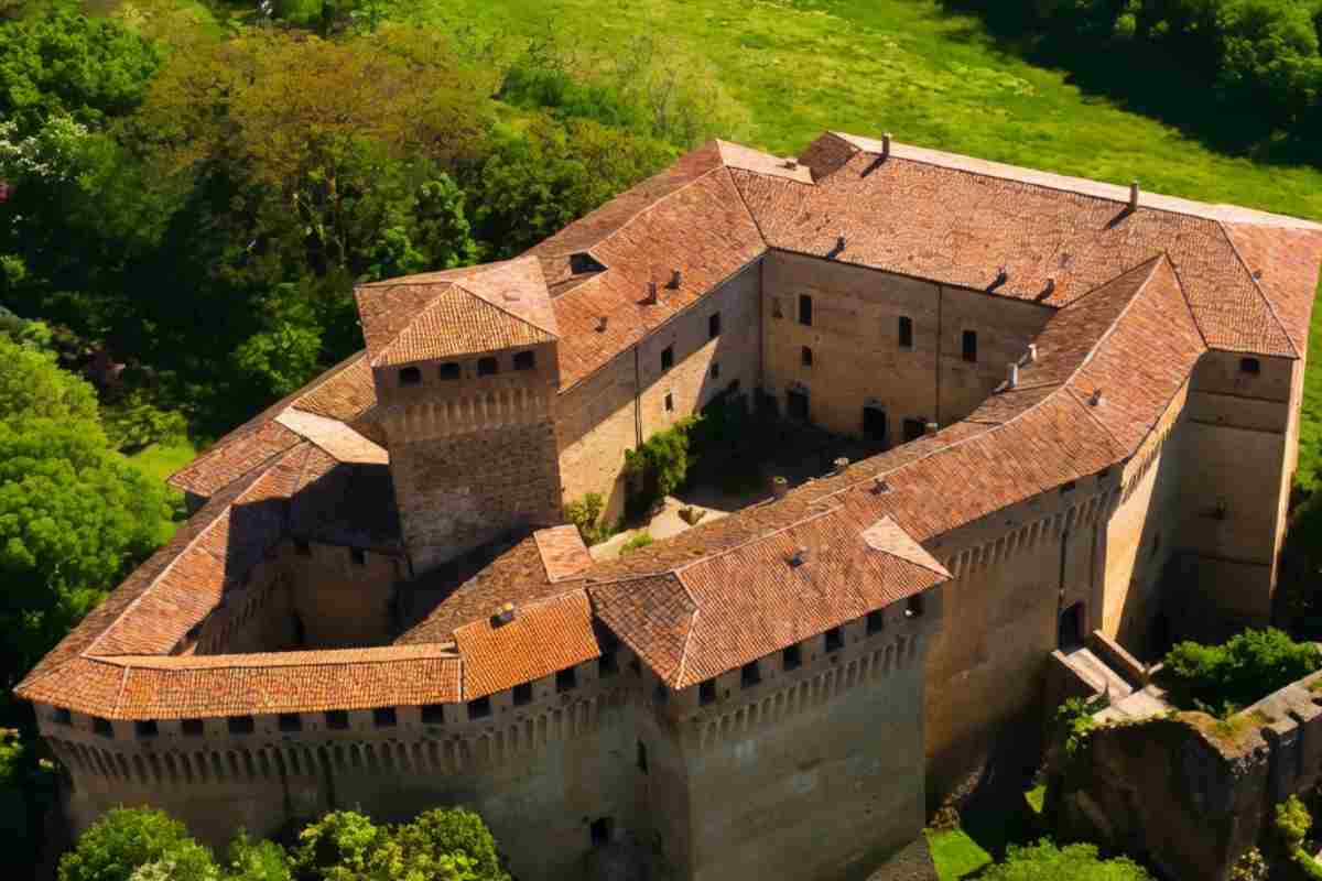il castello di montechiarugolo visto dall'alto