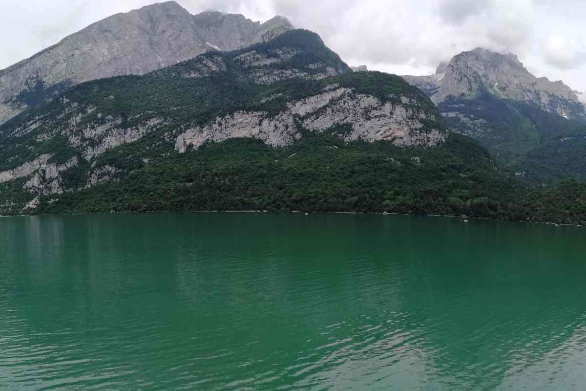 il lago di molveno sormontato dalle dolomiti