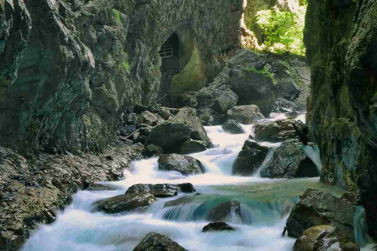 un torrente scorre sotto le gole del verdon