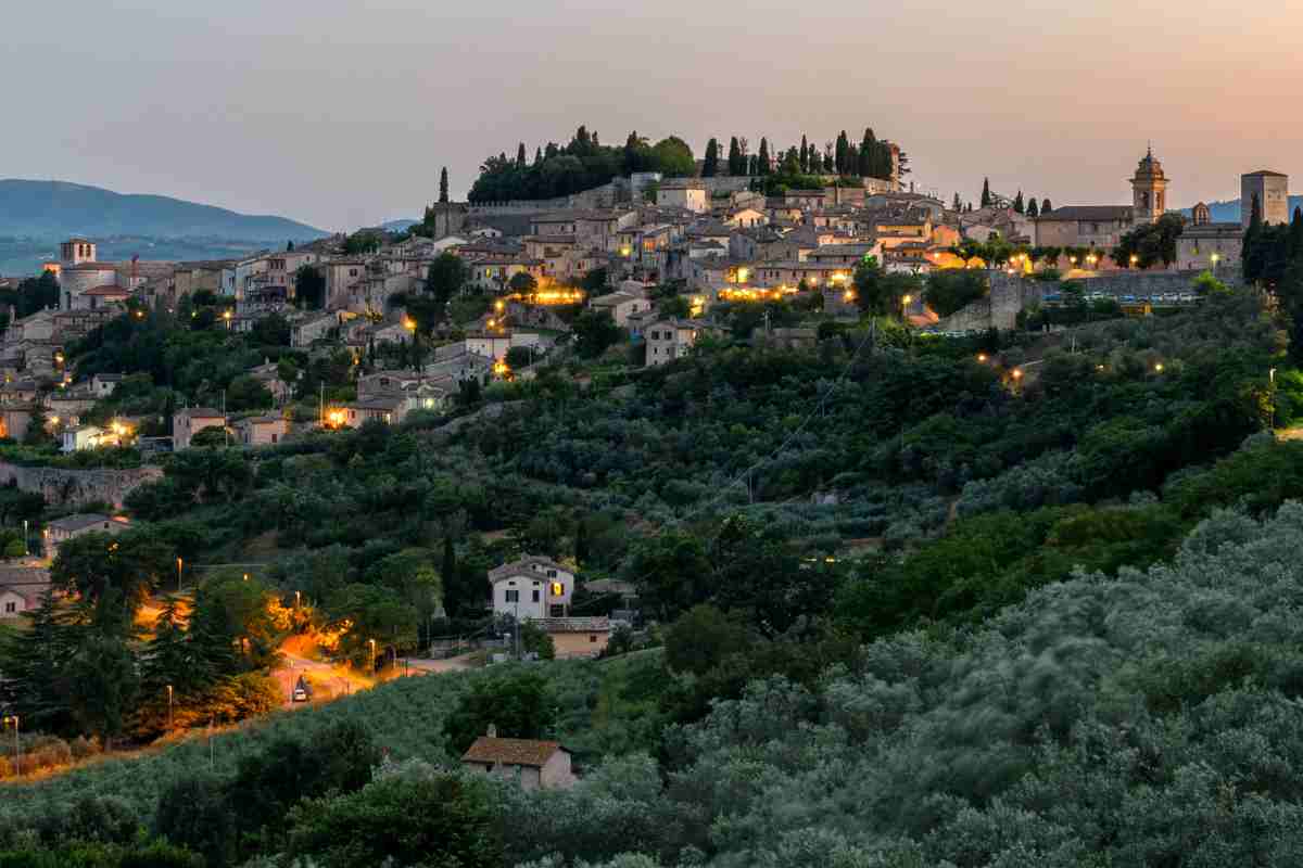 il borgo di Spello visto da lontano