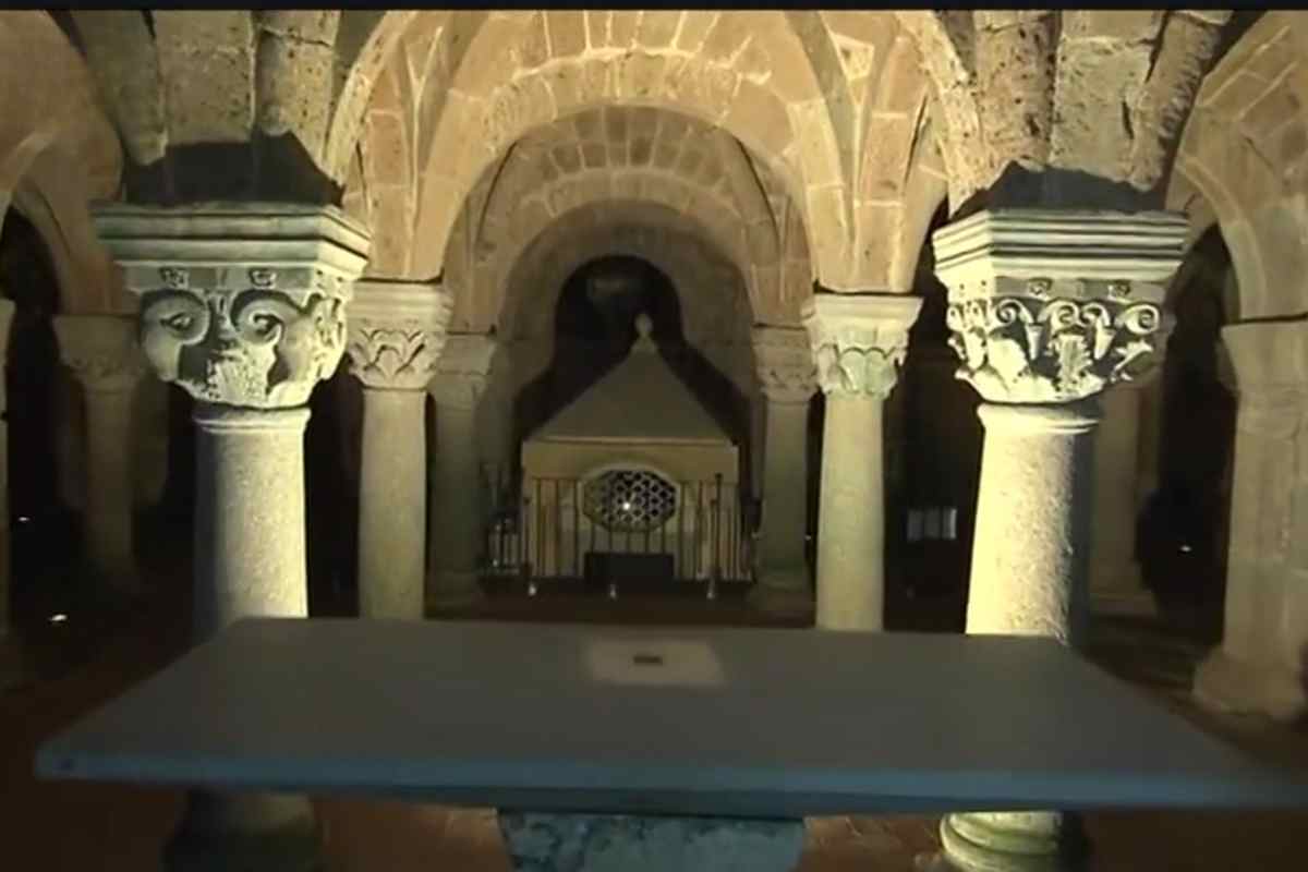 la cripta nella basilica del santo sepolcro ad acquapendente