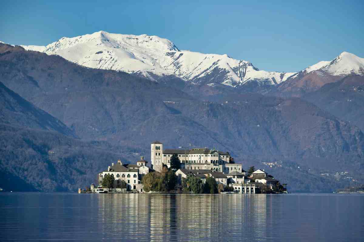 orta san giulio e dietro le montagne