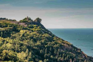 fiorenzuola di focara a picco sull'adriatico