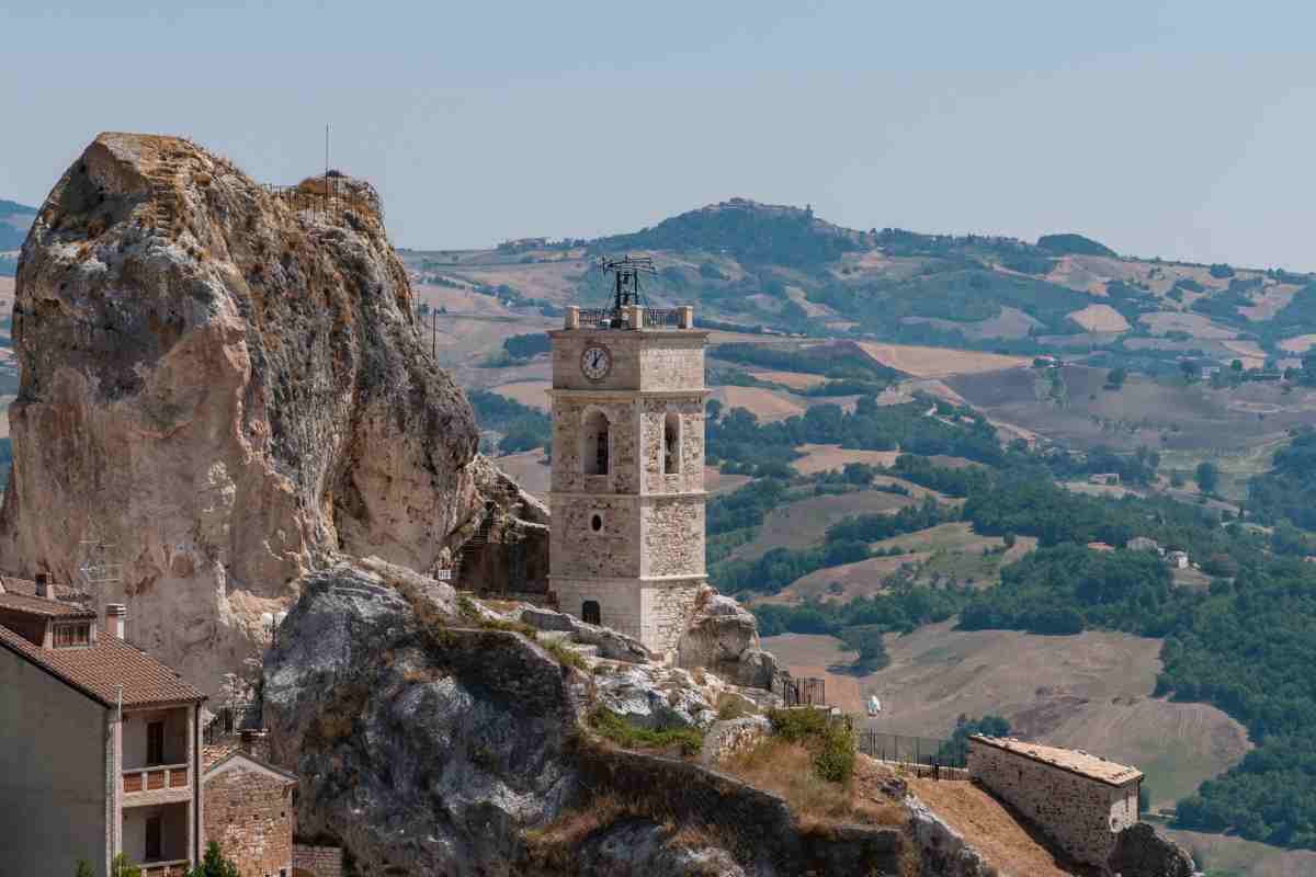 Il campanile del borgo di Pietracupa