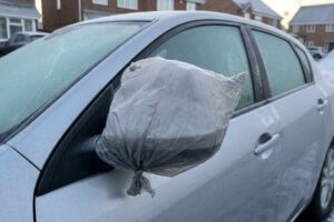 sacchetto di plastica sugli specchietti retrovisori dell'auto