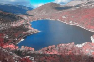 il lago di scanno visto dall'alto