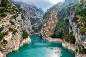 le gole del verdon e gli specchi d'acqua sottostanti