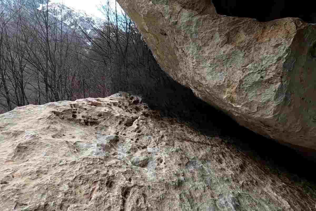 l'accesso all'eremo attraverso una feritoia