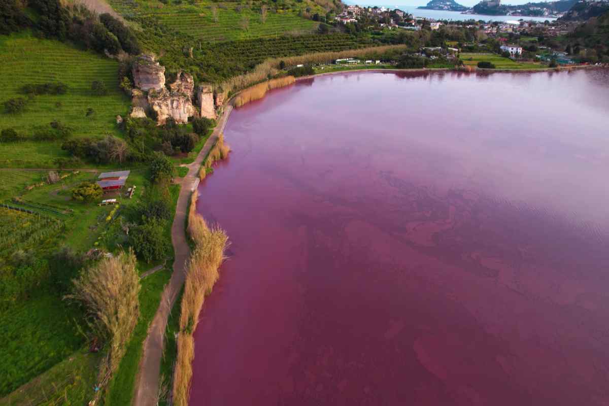 il lago d'averno diventa rosso