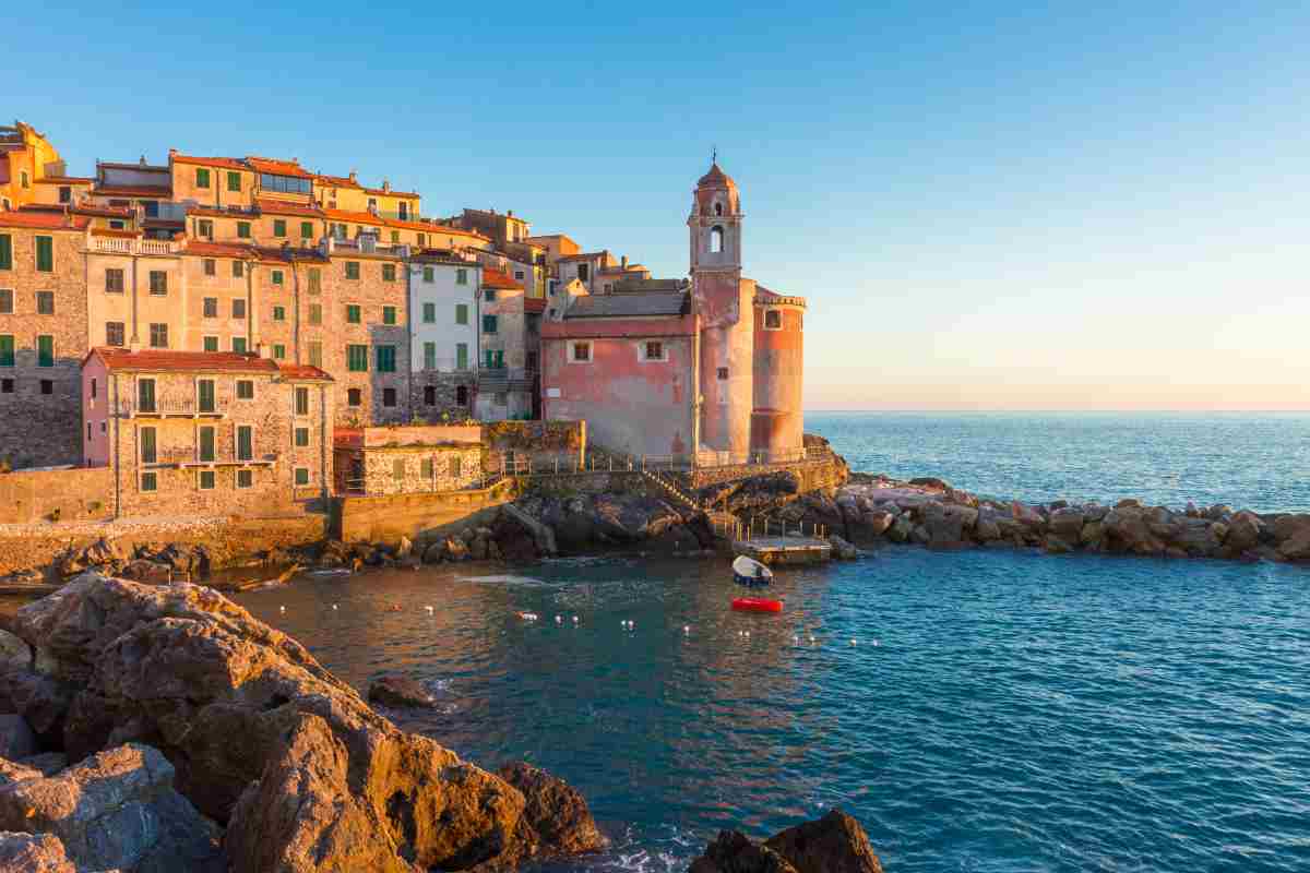 vista di tellaro al tramonto