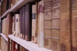 dettaglio degli scaffali della biblioteca casanatese
