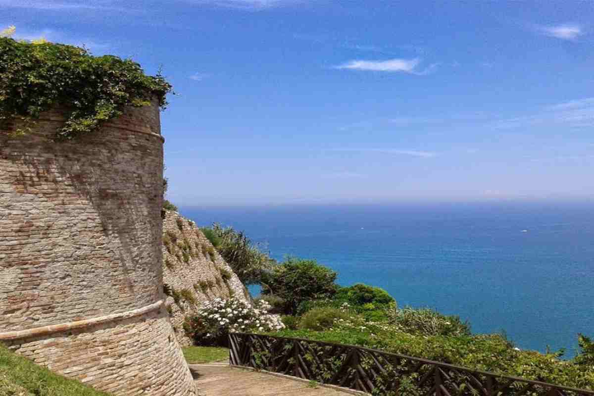 dettaglio del piccolo borgo di fiorenzuola di focara