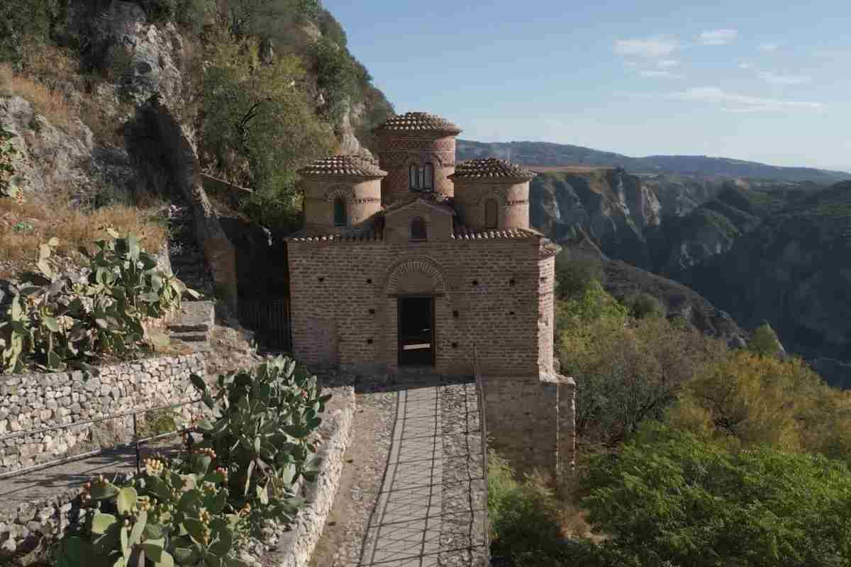 la cattolica di stilo vista da lontano