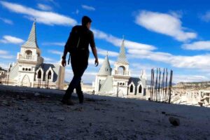 Una ragazza visita la città fantasma di Burj Al Babas